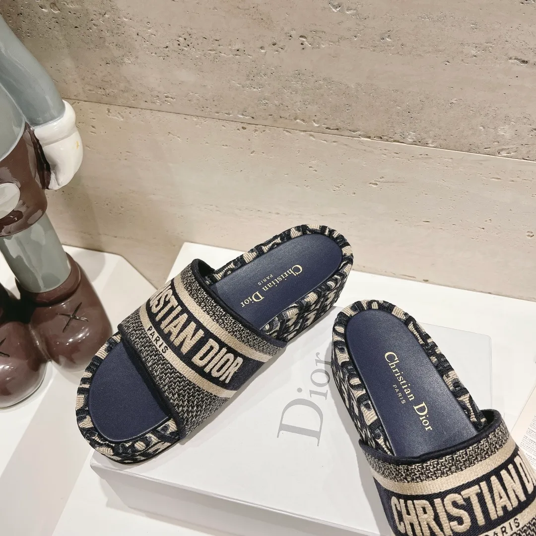 👟👟Ex-factory price 400👟👟 Women's shoes, women's clothing DIOR Dior early spring new letter rust thick-soled slippers▪️ ✅What we sell is sheepskin foot pads~ ✅Reject the low-priced version in the market❌ ✅High-end quality, welcome to inspect and compare with three 👏 ✅Beautiful wedge-heeled thick-soled slippers, which make the feet slimmer and longer than the flat bottoms ✅The benefits for petite girls are here❤️ ✅It is also a must-have for daily travel and home. You can wear it however you like regardless of the occasion. The color is super beautiful! No need to worry about any dress code ✅The outsole is designed with a non-slip and wear-resistant backing, so you don’t have to worry about rain on rainy days 👉Size: 34-40 yards (custom-made sizes 34, 40 and 41 are non-refundable)